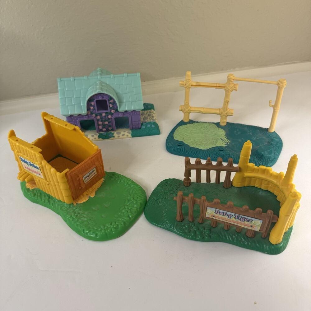 Vintage Kenner Littlest Pet Shop Zoo 1993 & Dog House 1995. Set Of 4- NO Animals